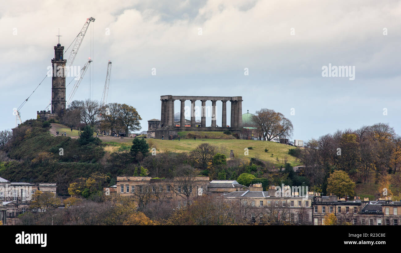 Edimburgo, Scozia, Regno Unito - 7 Novembre 2011: la nazionale e Nelson monumenti stand in Calton Hill Park sopra le case di Edimburgo in Scozia. Foto Stock