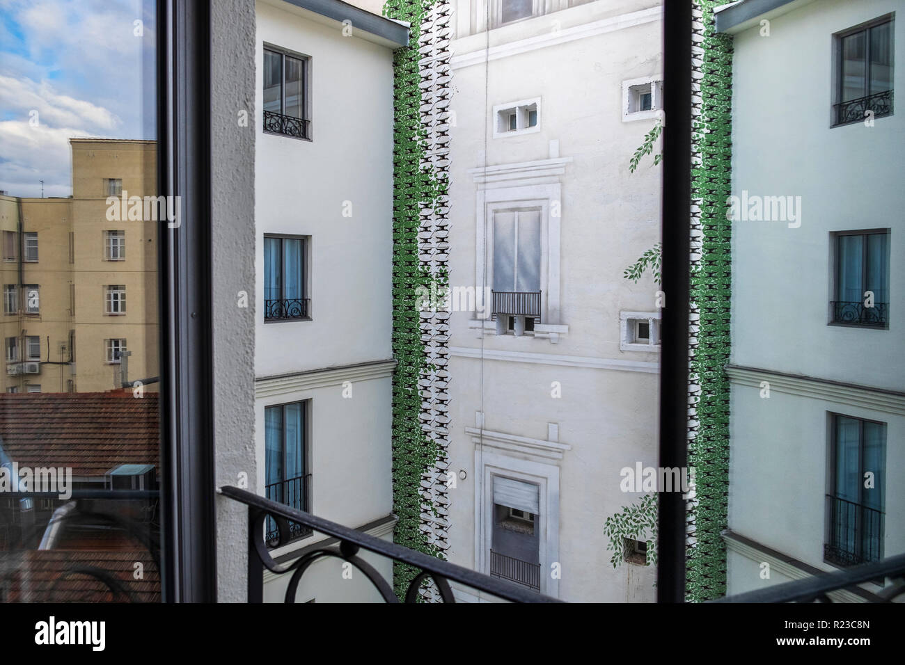 Dipinto di fogliame sul cortile interno pareti e riflessione nella finestra della camera dell'Hotel Totem in area Salamanca, Madrid, Spagna Foto Stock