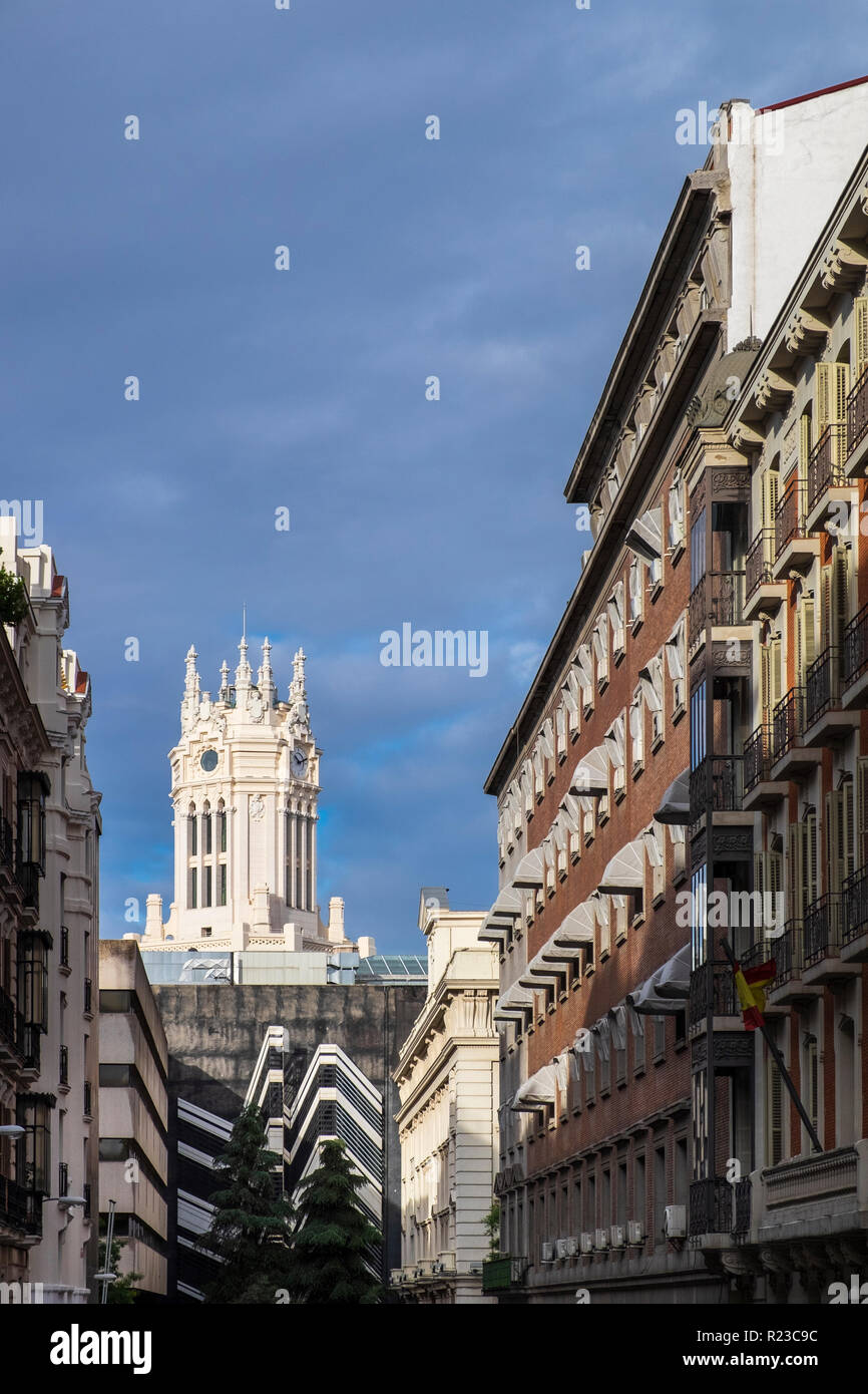 Torre del Palacio de Cibeles sopra Calle Valenzuela, Madrid, Spagna Foto Stock