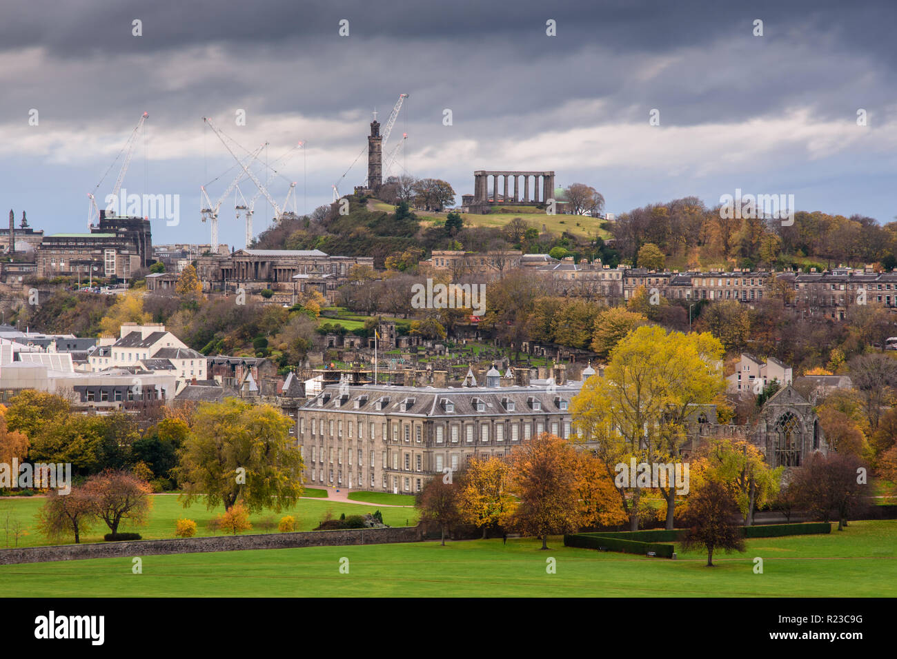 Alberi visualizza i colori autunnali tra gli edifici e i parchi della città di Edimburgo, tra cui il Palazzo di Holyrood e Abbey, il parlamento scozzese di edifici Foto Stock