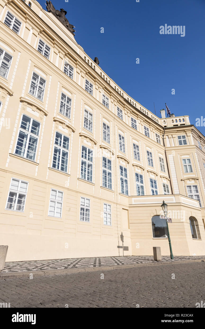 La facciata della Prague Lobkowicz Palace, la Città Vecchia (Staré Mesto), Praga, Boemia, Repubblica Ceca, Europa Foto Stock
