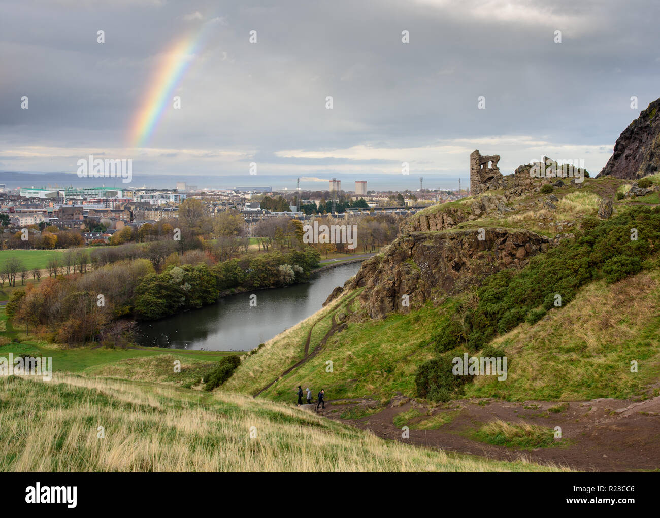 La romantica rovina la follia di San Antonio cappella sorge sulla collina di Arthur's sede sopra St Margaret Loch in Holyrood Park di Edimburgo. Foto Stock