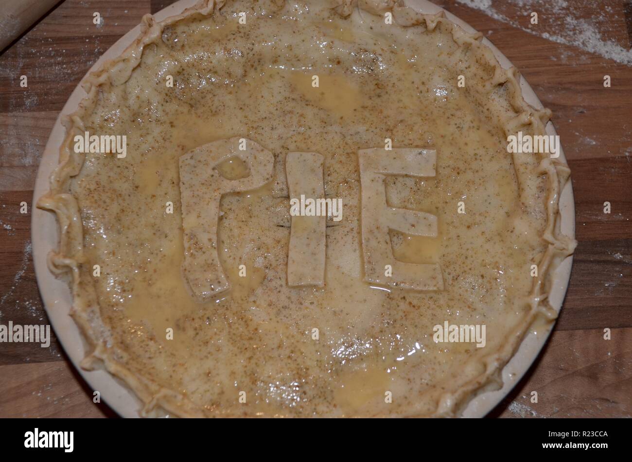 Una torta con scritte l'ortografia della parola torta sulla parte superiore di esso Foto Stock