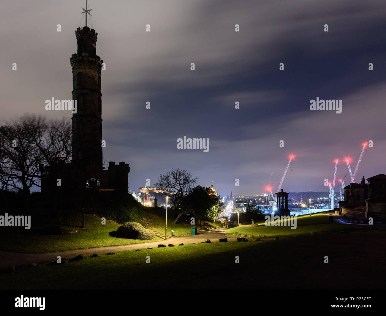Edimburgo, Scozia, Regno Unito - 6 Novembre 2018: un sentiero conduce attraverso Calton Hill park, passato il Monumento Nelson, a Edimburgo di notte, con Edimburgo Foto Stock