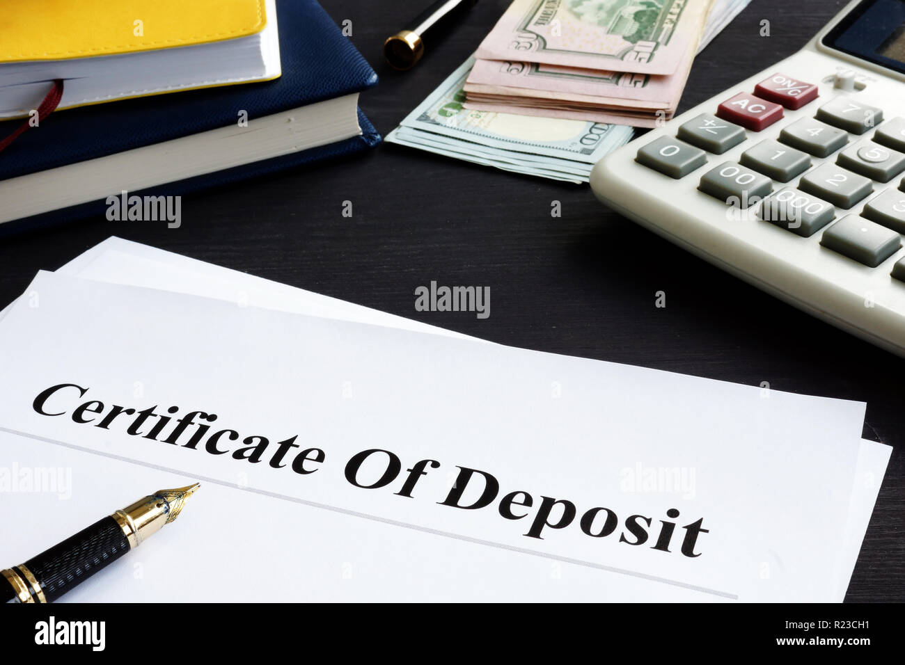 Certificato di deposito e penna in ufficio. Foto Stock