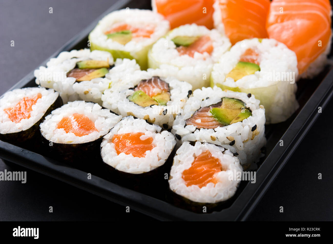 Sushi pack con il nigiri e maki su sfondo nero Foto Stock