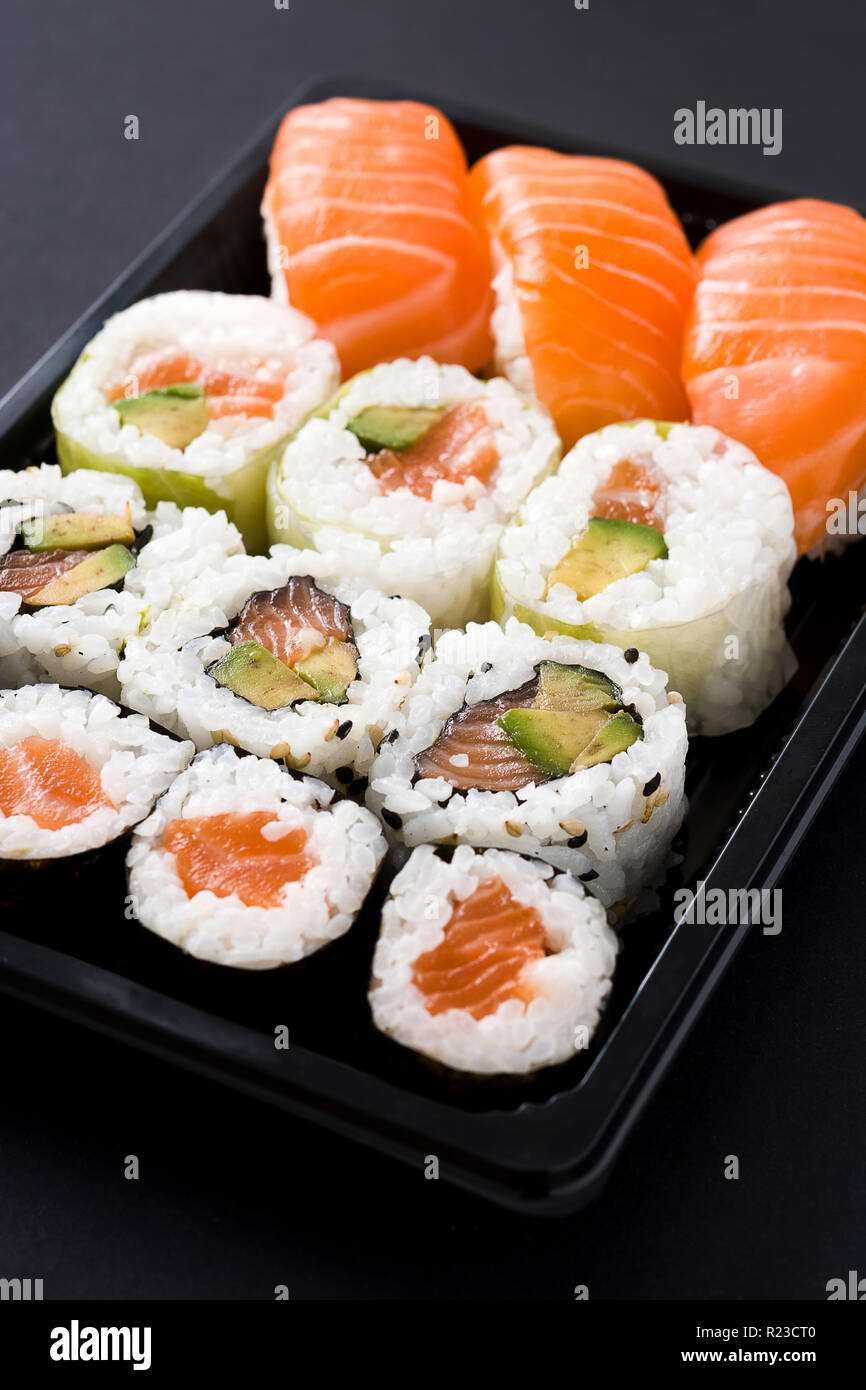 Sushi pack con il nigiri e maki su sfondo nero Foto Stock