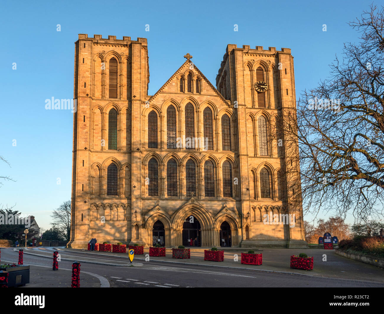 Il fronte ovest della cattedrale di Ripon al tramonto Ripon North Yorkshire, Inghilterra Foto Stock