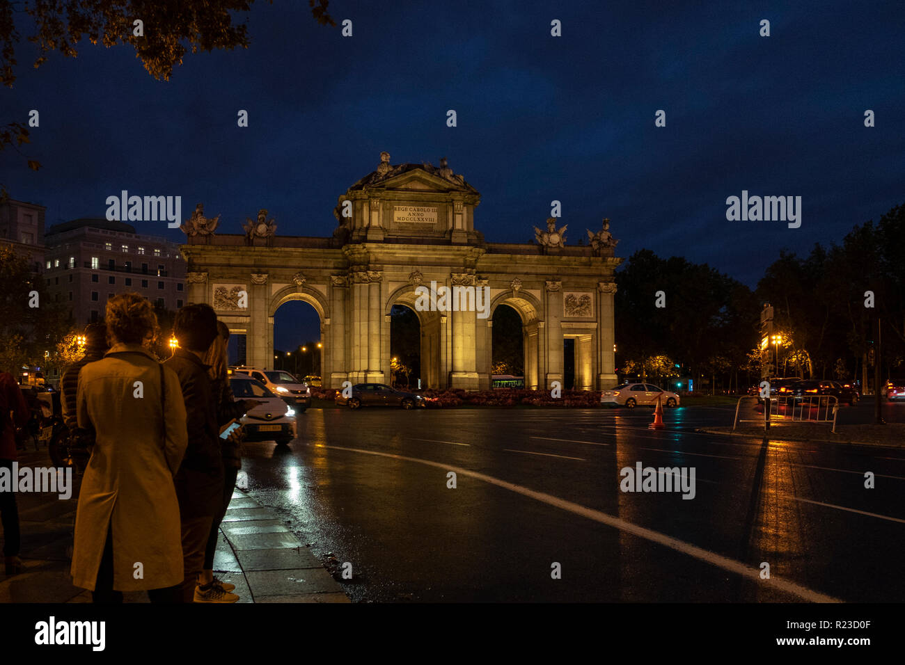 Puerto de Alcala la notte di Madrid in Spagna Foto Stock