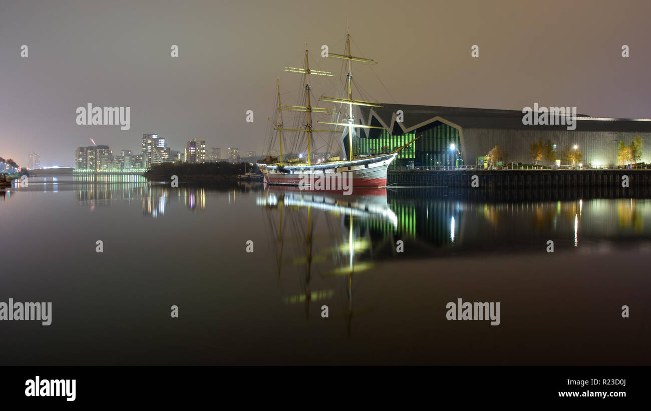 Glasgow, Scotland, Regno Unito - 5 Novembre 2018: il Clyde-costruito tall ship Glenlee è illuminata di notte al di fuori del Riverside Museum di trasporto nel Partick n Foto Stock