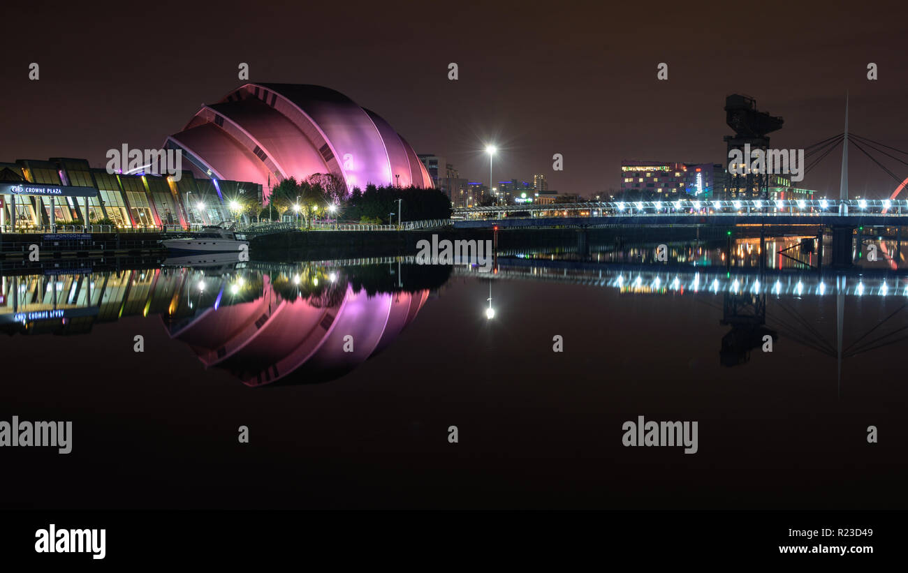 Glasgow, Scotland, Regno Unito - 4 Novembre 2018: "Armadillo' auditorium edificio del SEC è riflessa nelle calme acque di Glasgow del fiume Clyde di n Foto Stock