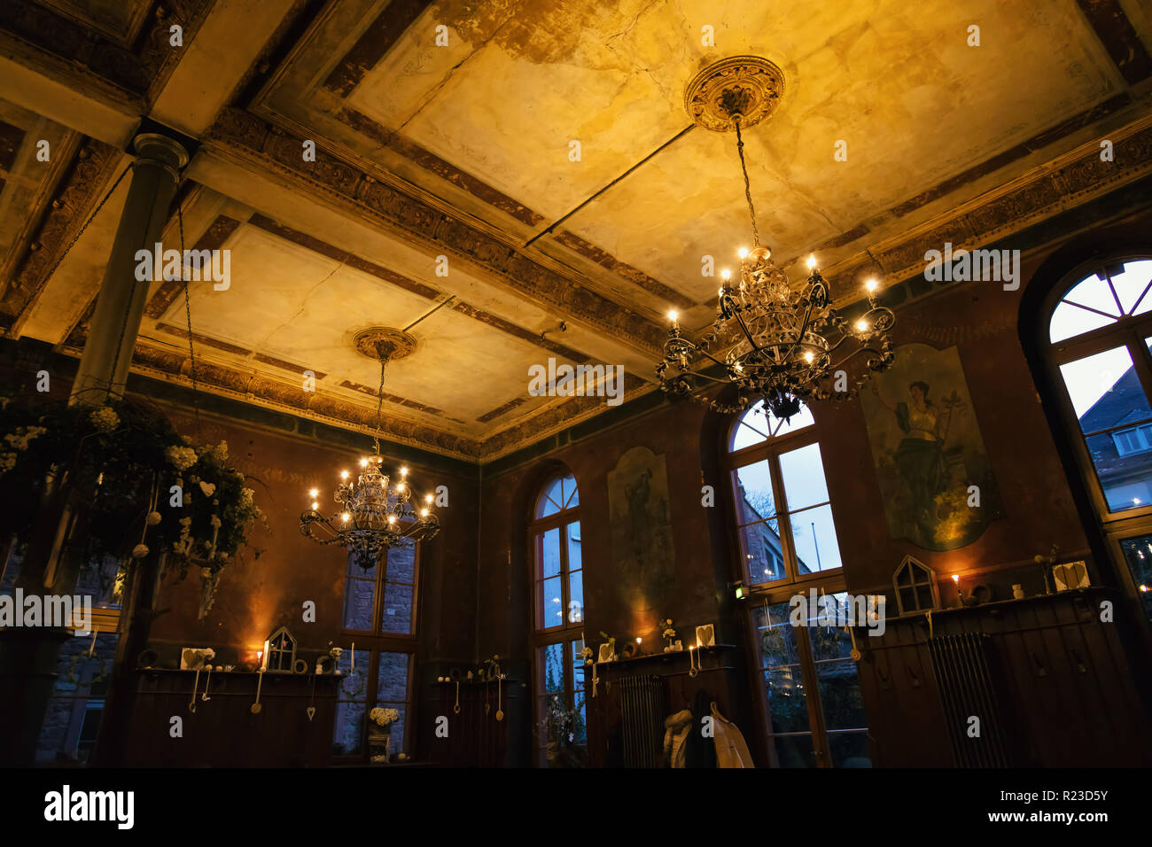 Antico soffitto con lampadari di una fabbrica di birra Foto Stock