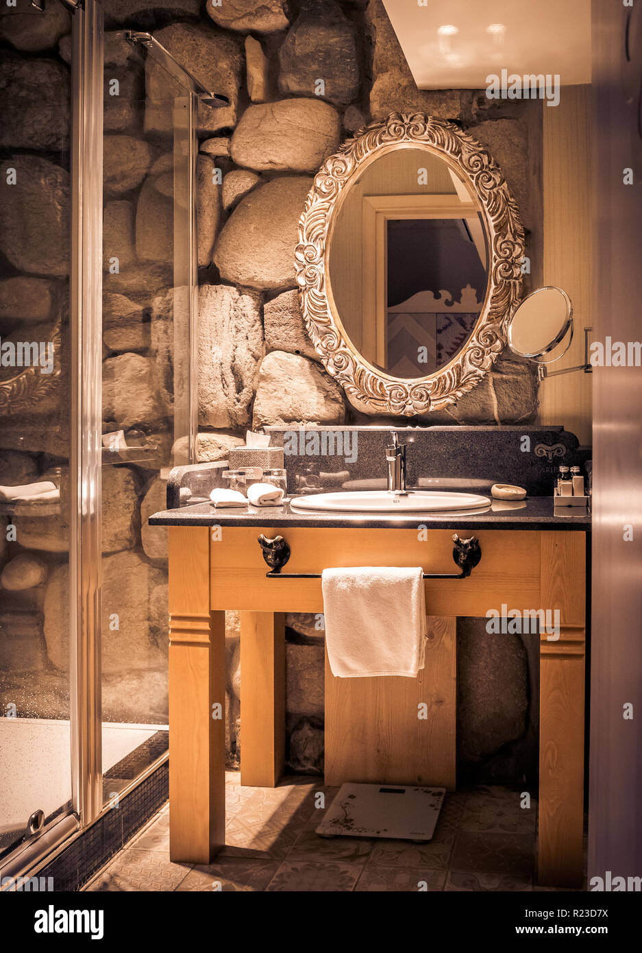 ZAKOPANE, Polonia - 14 settembre 2018: l'interno del rinnovato splendidamente Aries hotel a Zakopane, nel sud della Polonia. Foto Stock