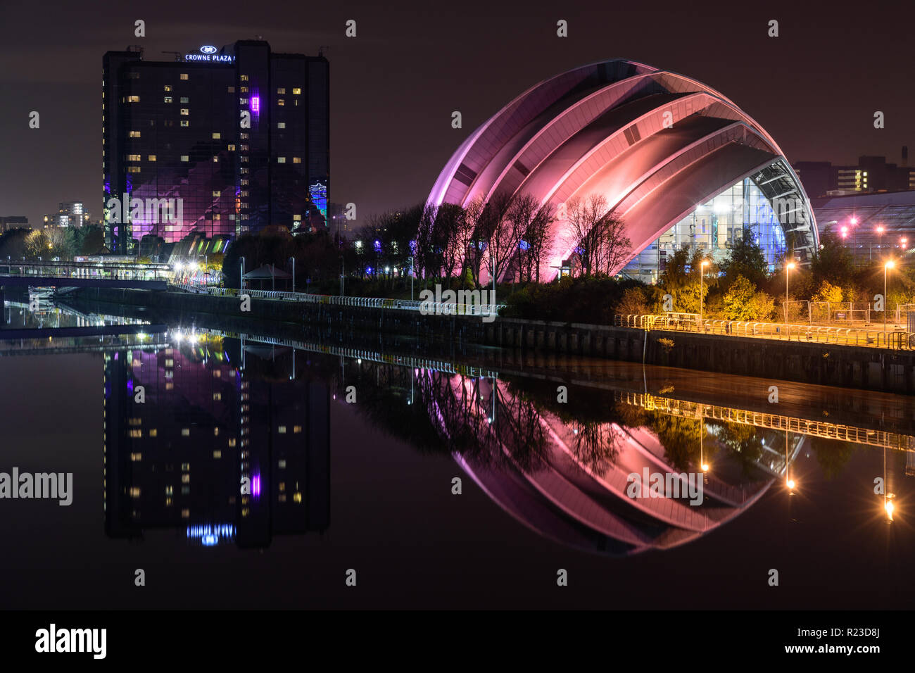Glasgow, Scotland, Regno Unito - 4 Novembre 2018: l'Armadillo moderno auditorium e Crowne Plaza hotel edifici sare riflesso nelle acque del fiume C Foto Stock