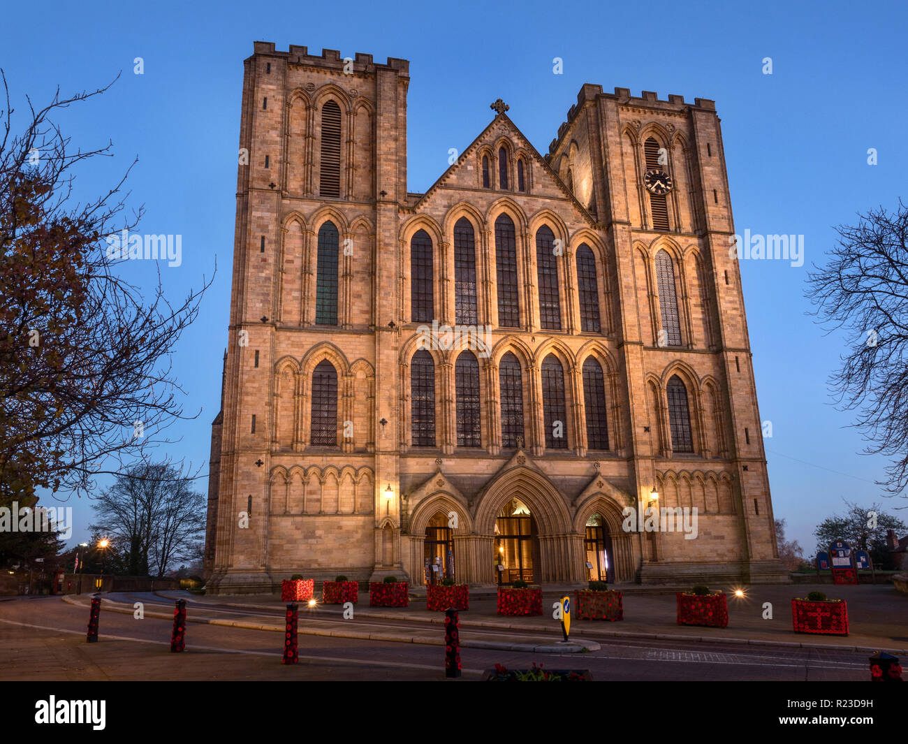 Il fronte ovest della cattedrale di Ripon illuminati al crepuscolo Ripon North Yorkshire, Inghilterra Foto Stock