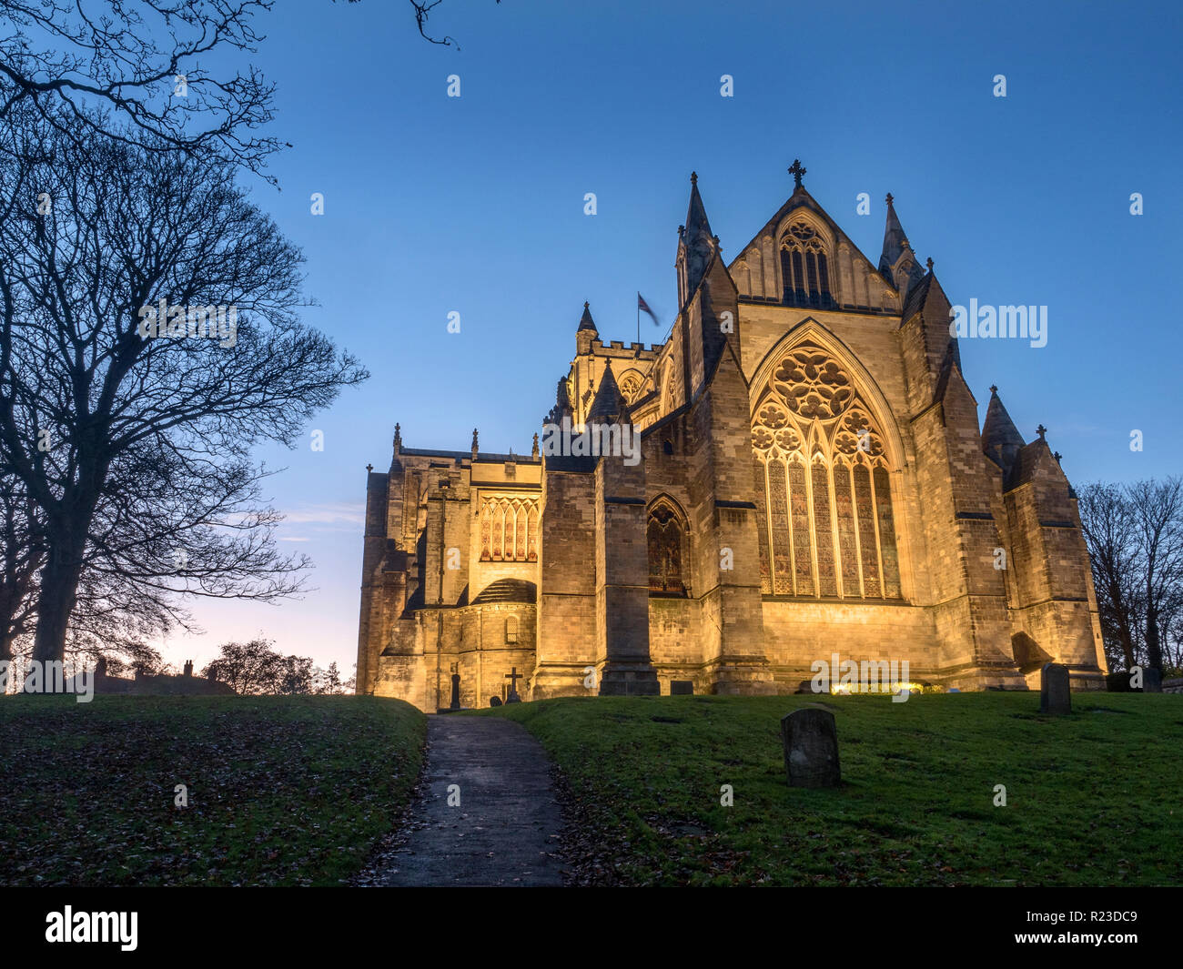Il fronte est della cattedrale di Ripon illuminati al crepuscolo Ripon North Yorkshire, Inghilterra Foto Stock