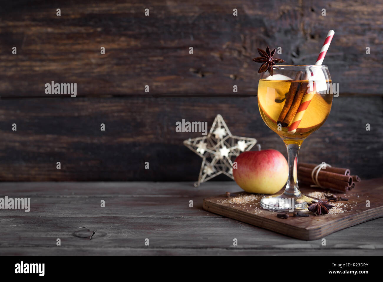 Disco sidro di mela (sangria, punch, il vino di frutta) per autunno e inverno vacanze - in casa festa di Natale, ringraziamento drink sul tavolo di legno, copia sp Foto Stock