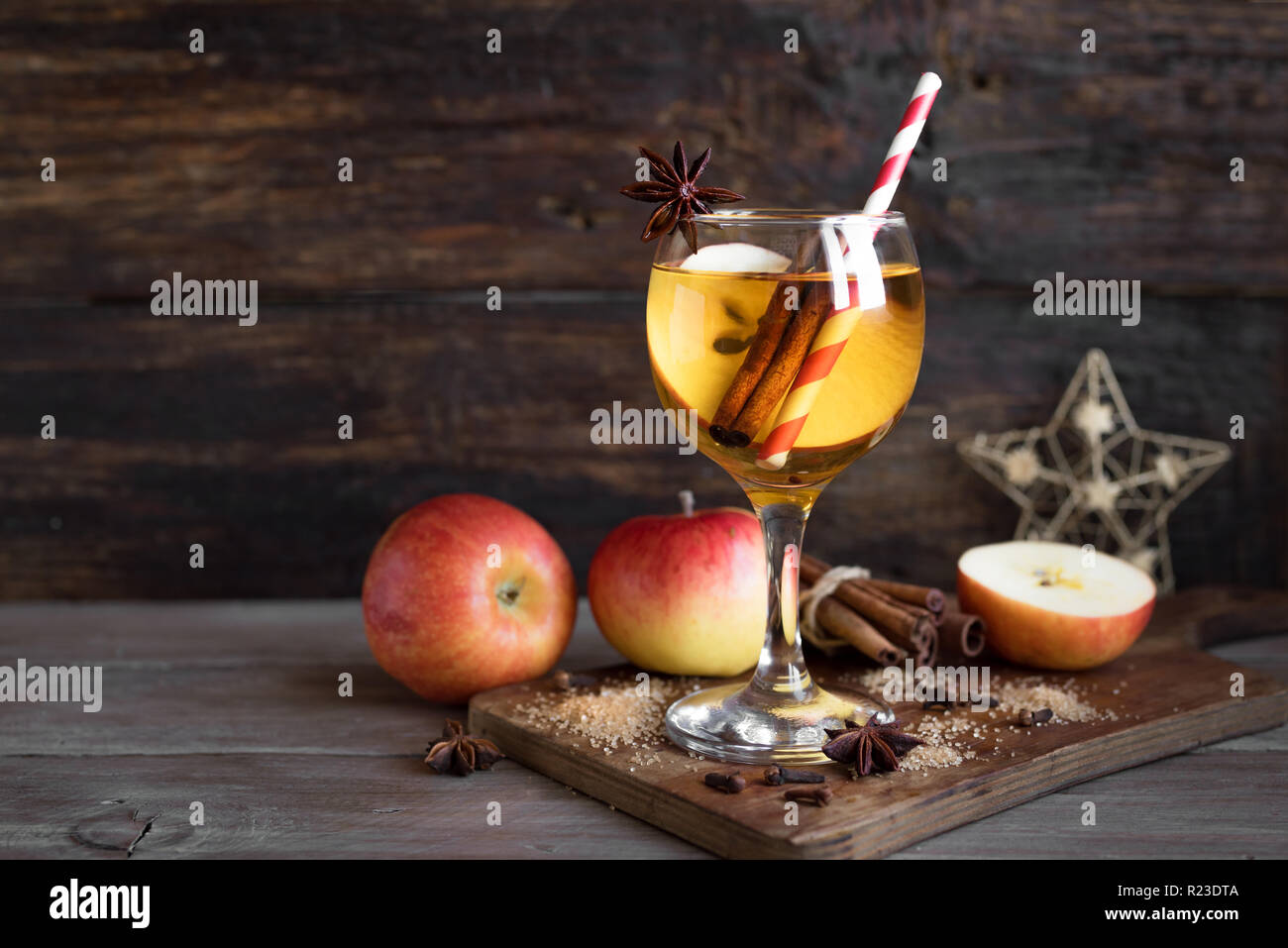 Disco sidro di mela (sangria, punch, il vino di frutta) per autunno e inverno vacanze - in casa festa di Natale, ringraziamento drink sul tavolo di legno, copia sp Foto Stock