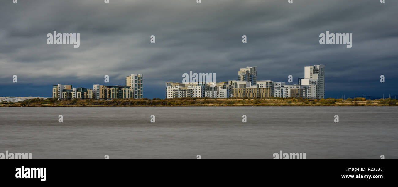 Edimburgo, Scozia, Regno Unito - 3 Novembre 2018: moderni edifici appartamento stand tra post-industriale devastazione dockside in Western Harbour urban r Foto Stock