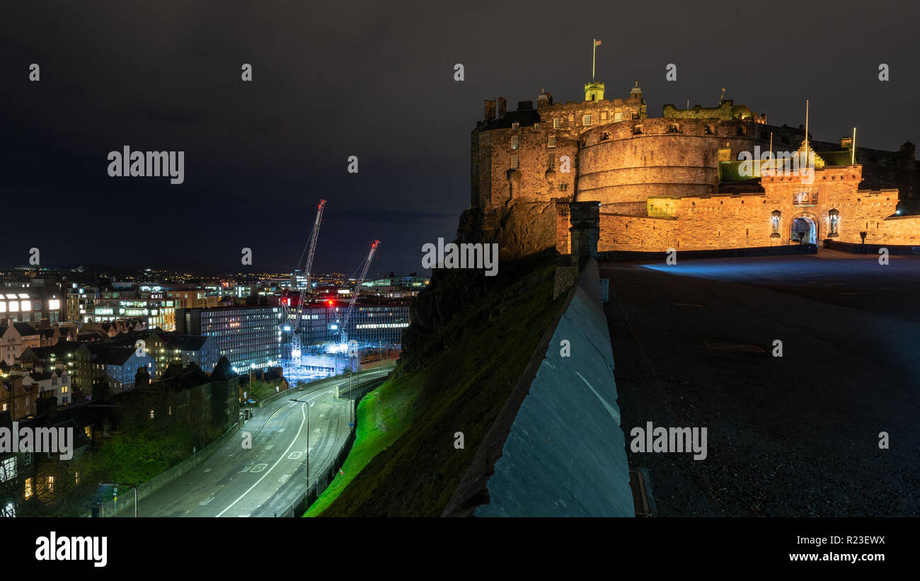 Edimburgo, Scozia, Regno Unito - 2 Novembre 2018: il Castello di Edimburgo è illuminata di notte sulla Collina del Castello, guarda le case e i palazzi di uffici del cit Foto Stock