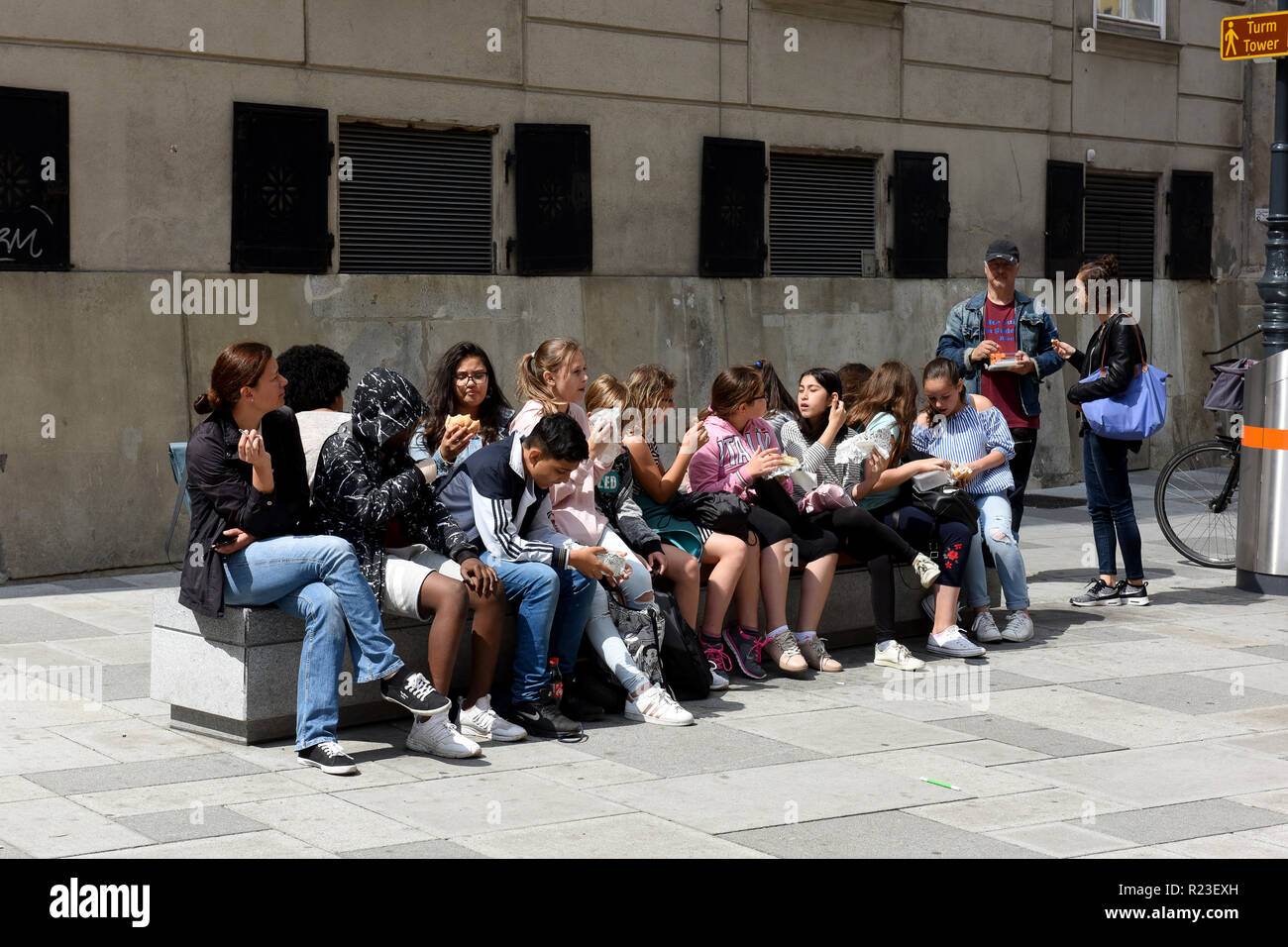 Vienna, Austria gruppo di bambini di scuola gli alunni di prendere una pausa per il pranzo con l'insegnante in centro città Foto Stock
