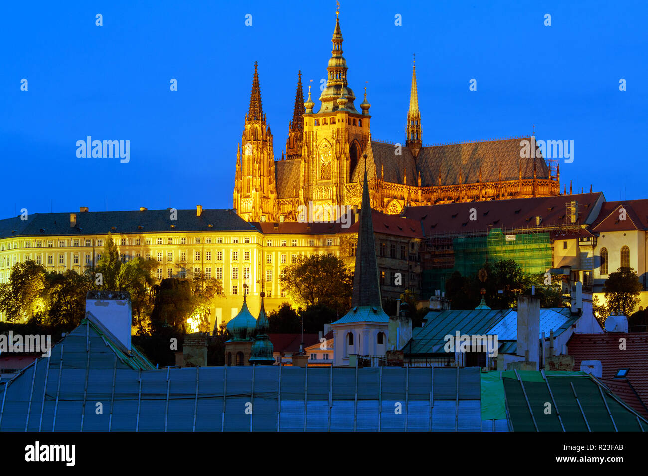 Benvenuti in Repubblica ceca - Praga - castello di Hradcany e st. nicolaus chiesa al crepuscolo Foto Stock