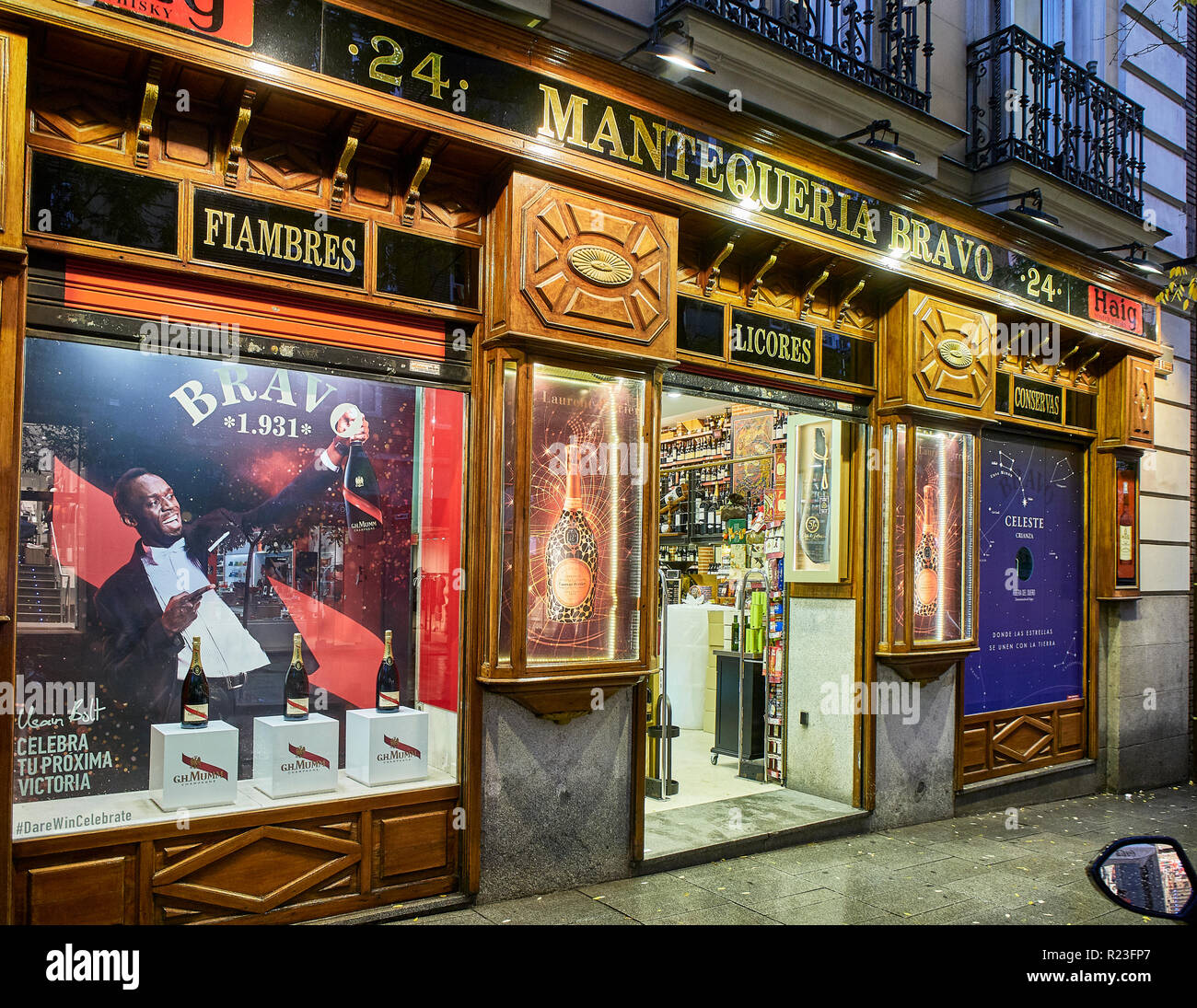 La vetrina di Mantequeria Bravo, una rinomata gastronomia Drogheria in Ayala strade di Madrid. Foto Stock