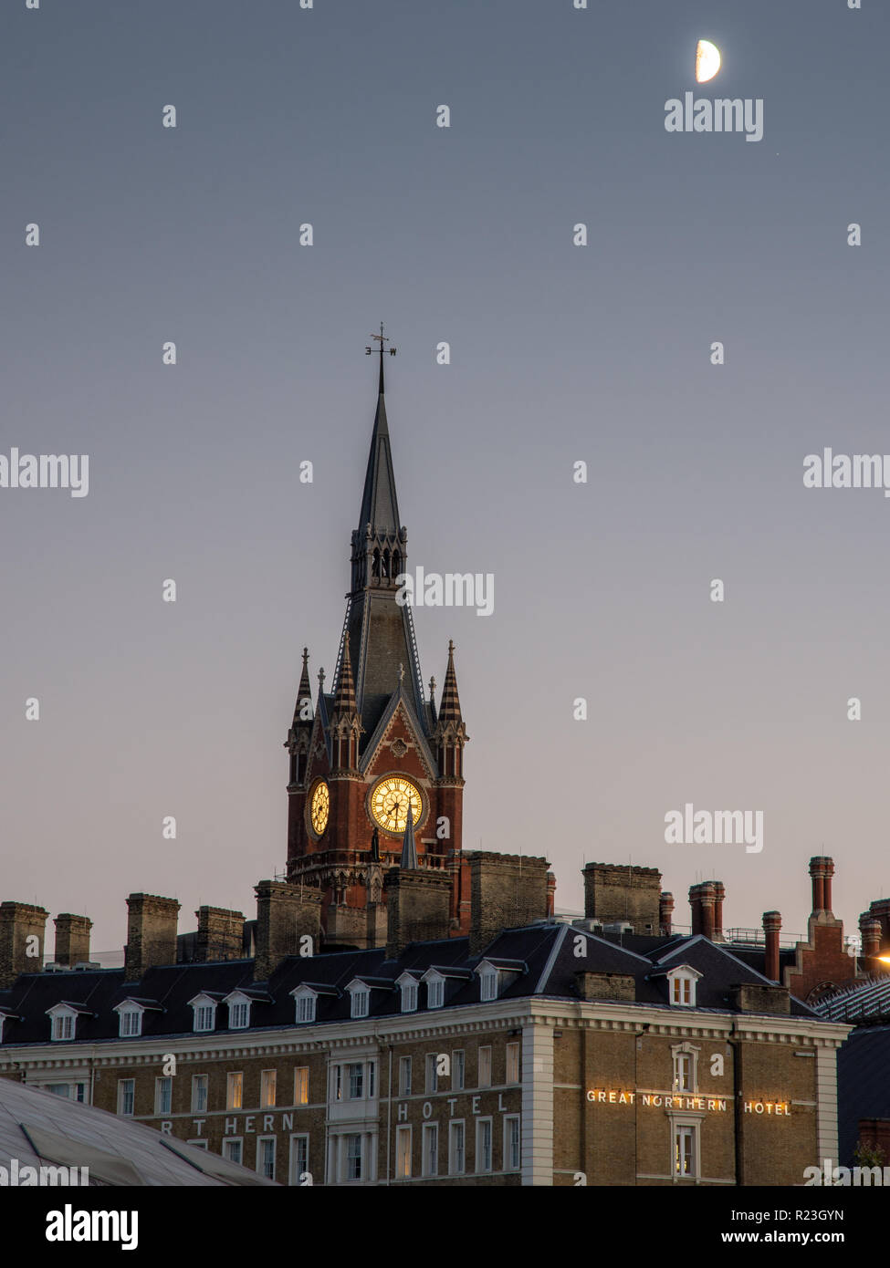 London, England, Regno Unito - 17 Settembre 2018: una mezza luna sorge sopra la guglia gotica di dalla stazione ferroviaria internazionale di St Pancras e Great Northern Hote Foto Stock