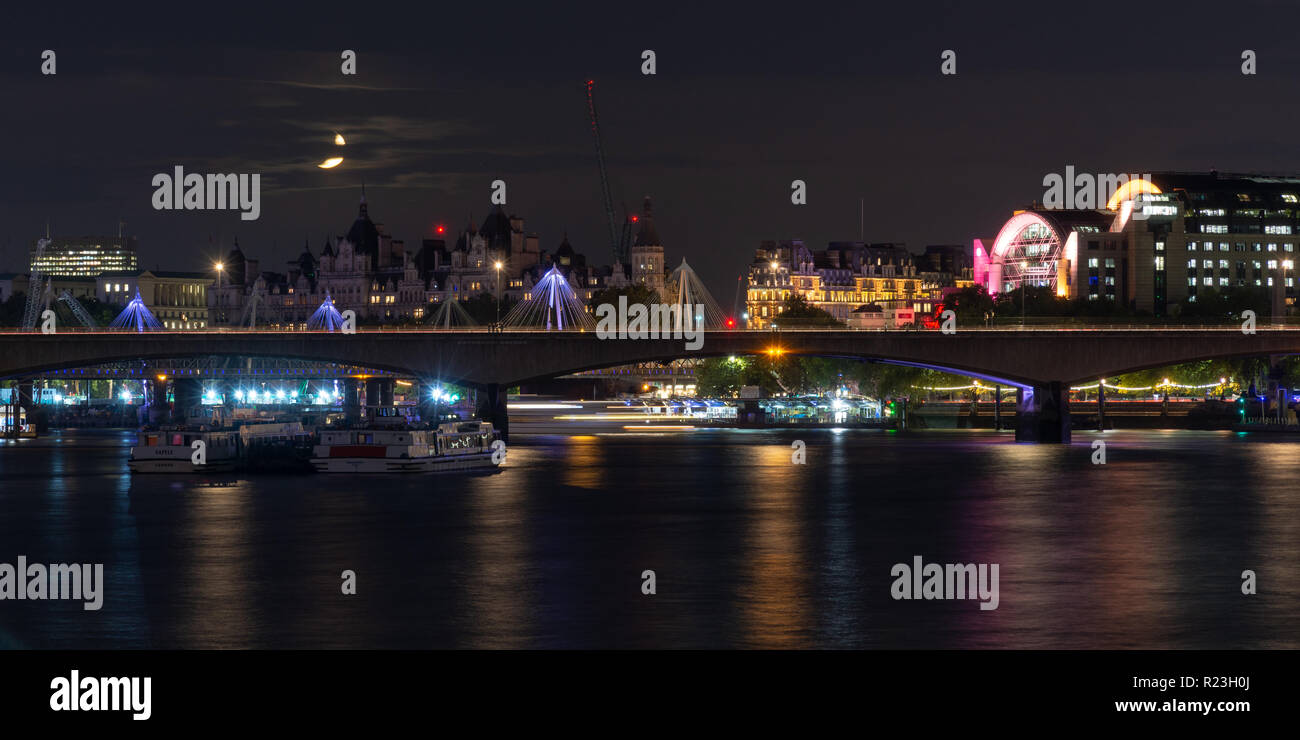 London, England, Regno Unito - 14 Settembre 2018: una mezzaluna imposta sugli edifici di Whitehall, dietro Waterloo Bridge e il fiume Tamigi nel centro Foto Stock