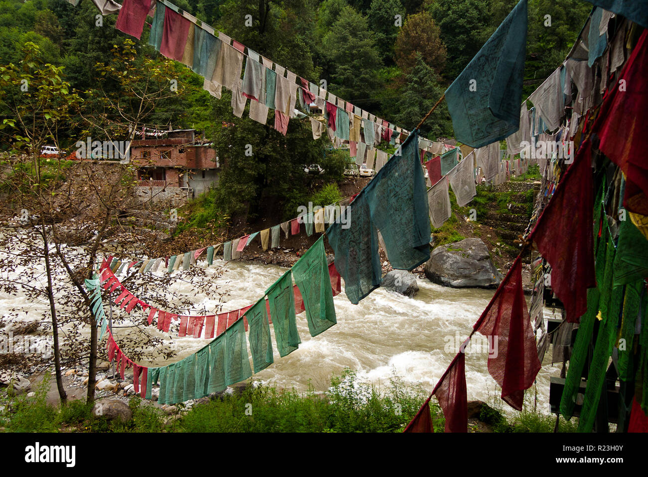 India, Himachal Pradesh, Manali, 08.11.2010: la preghiera dei buddisti bandiere sventolano sul fiume beas Foto Stock