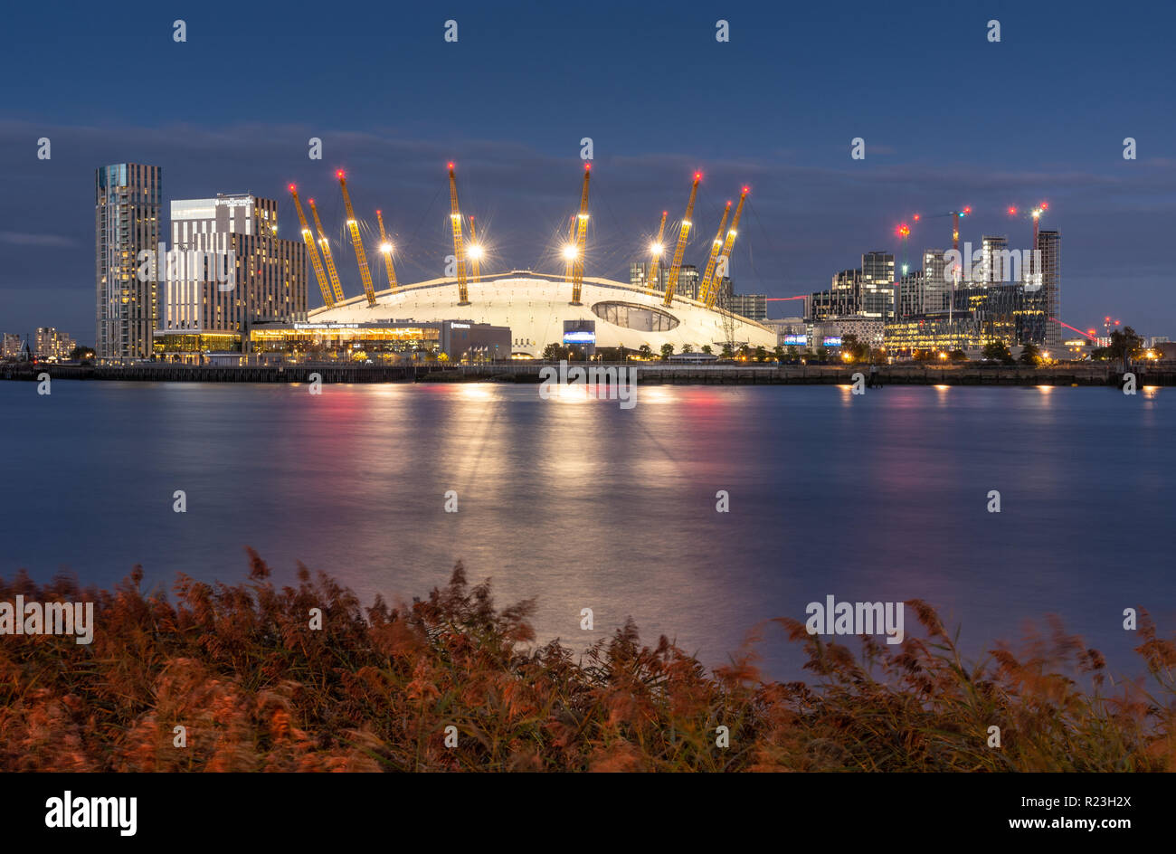 London, England, Regno Unito - 14 Settembre 2018: l'O2 Arena Millennium Dome e il grattacielo moderno appartamento edifici sono illuminati sul risviluppata Nord G Foto Stock