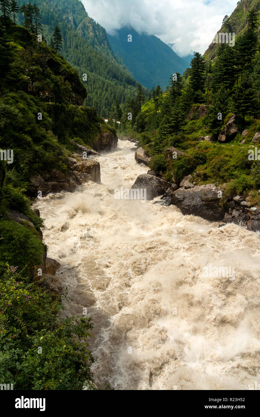 India, Himachal Pradesh, Kasol, 08/15/2010: Parvati il fiume da un ponte nel villaggio di Kasol Foto Stock
