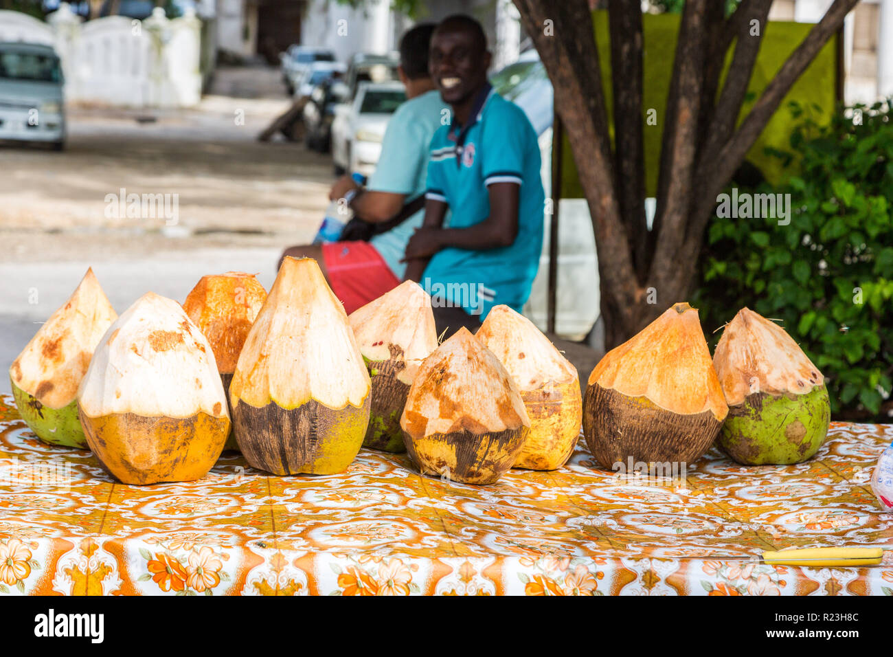 Venditore ambulante di noci di cocco. Stone Town, vecchio centro coloniale della città di Zanzibar, isola di Unguja, Tanzania Foto Stock