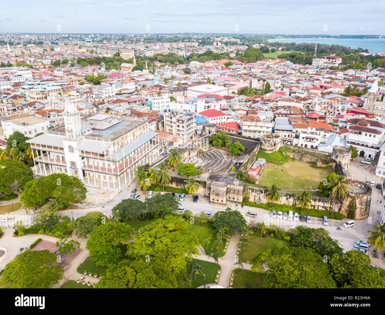 Casa di meraviglie. Old Fort (Arab Fort costruito dal Sultano di Oman). Stone Town, vecchio centro coloniale della città di Zanzibar, isola di Unguja, Tanzania. Vista aerea Foto Stock