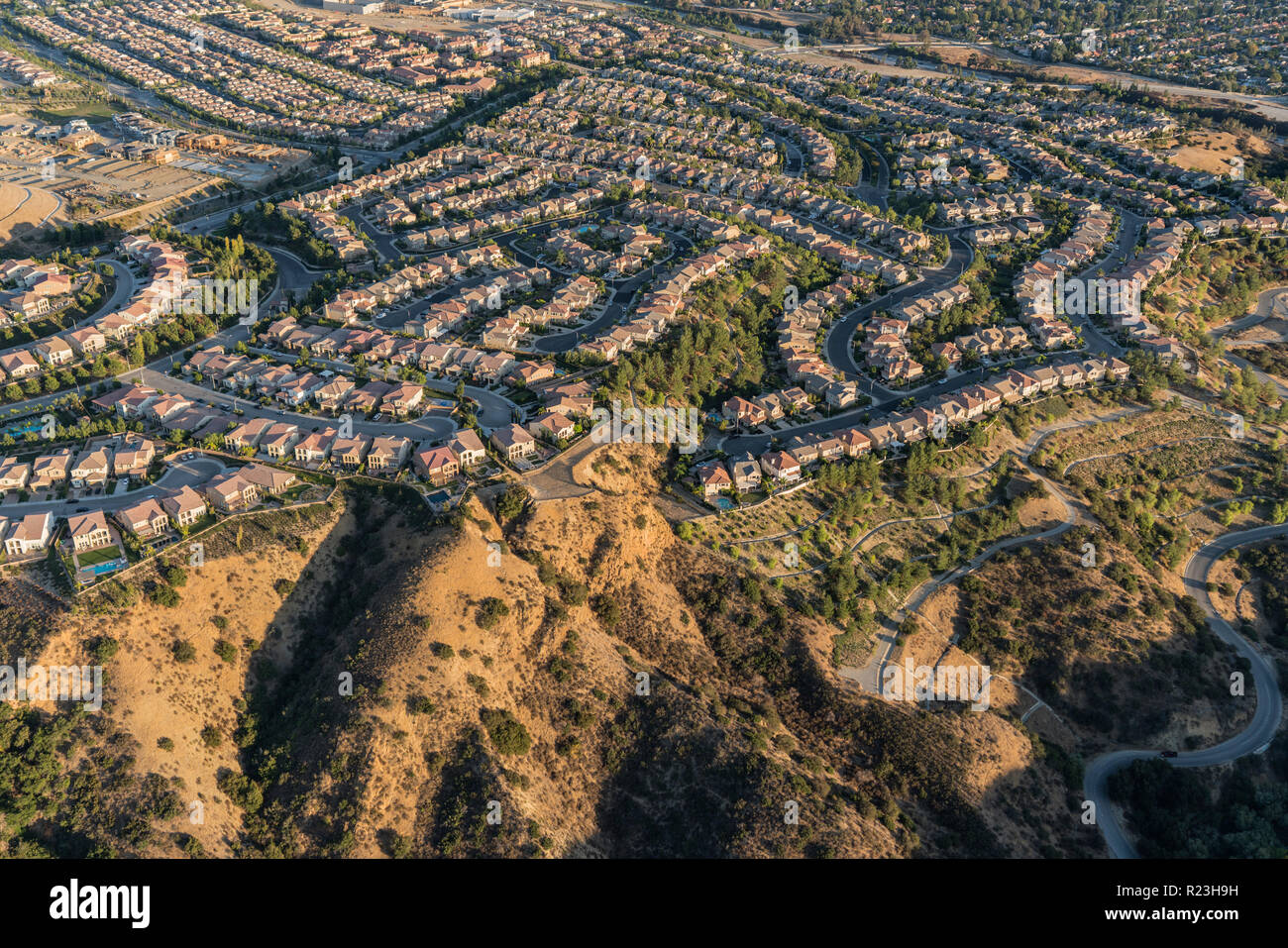 Vista aerea di strade, case e Browns Canyon nel Porter Ranch zona di Los Angeles, California. Foto Stock