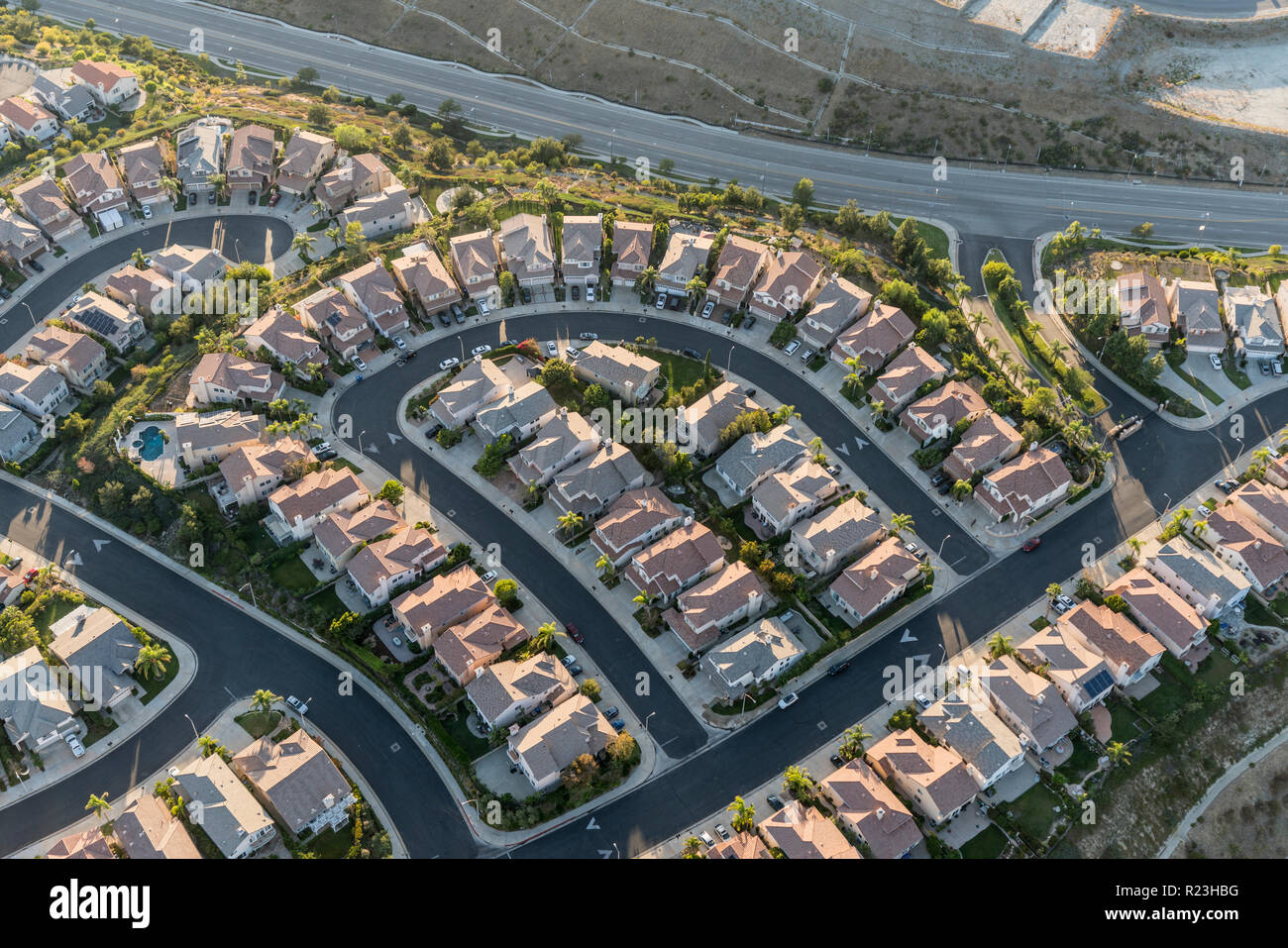 Vista aerea verso nuovi suburban case e per le strade in San Fernando Valley di Los Angeles, California. Foto Stock