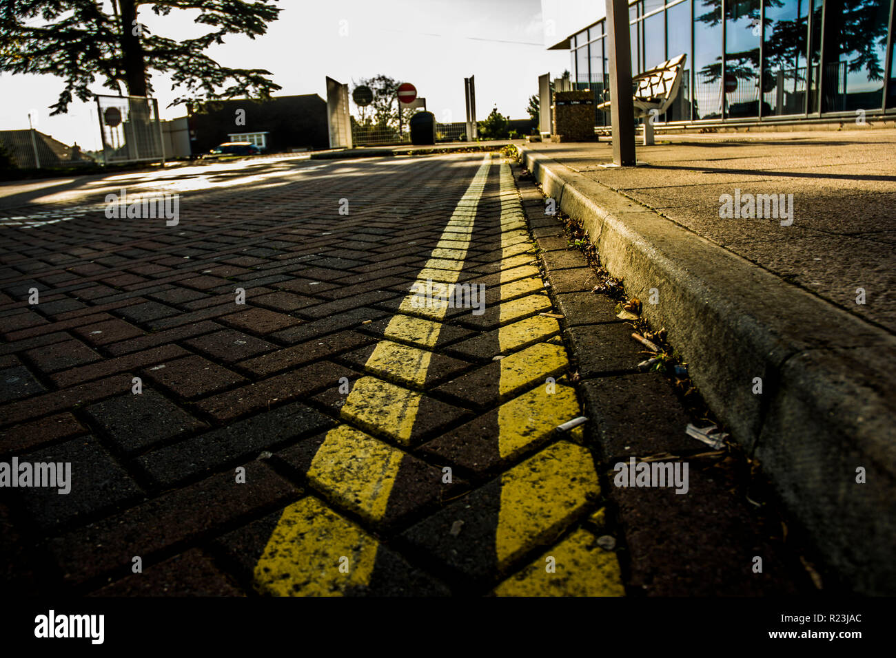 Dipinto di giallo linee in Worksop Regno Unito Foto Stock
