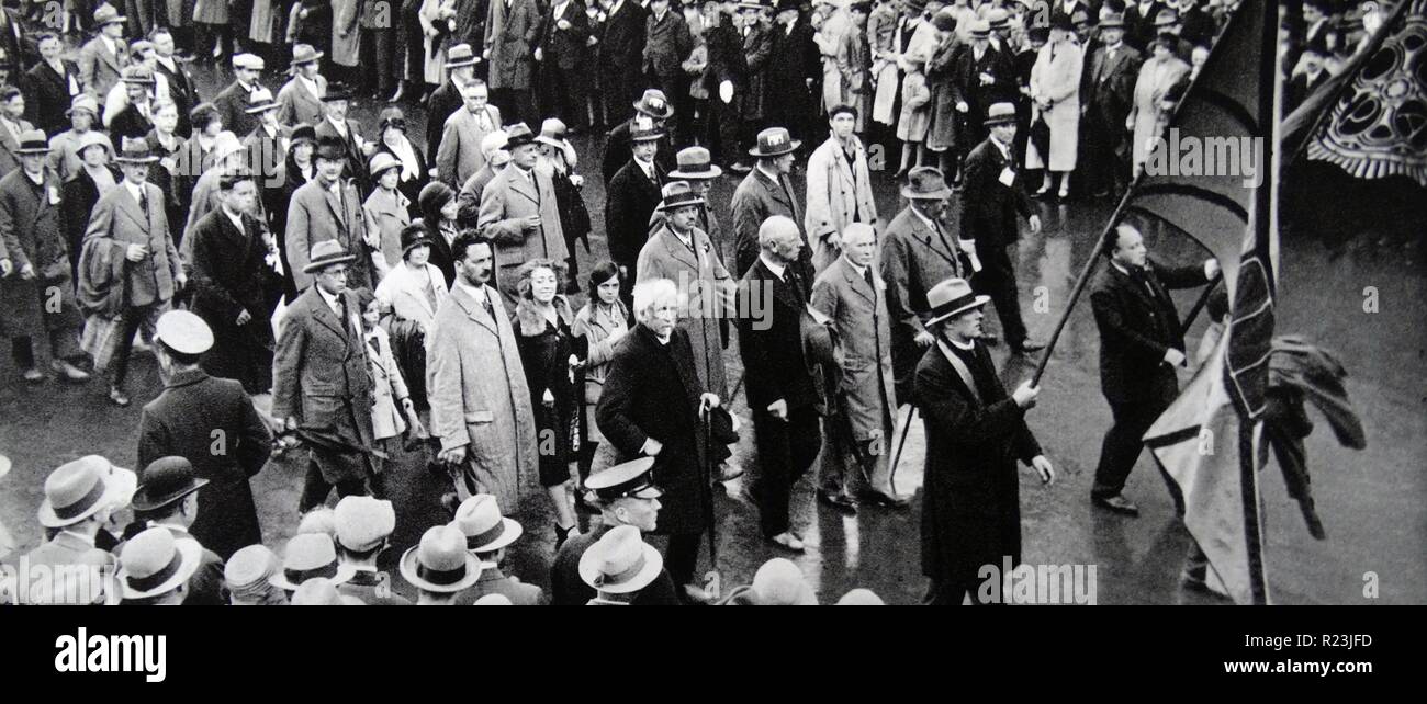 Fotografia del socialista gli uomini in SDAP pageant sfilano dietro il portabandiera è Wolf Lily. Da sinistra a destra: dr. FM ir Wibauthuis JW Albarda, il sig. M. Mendel, Freek vd Walle; dietro: Consigliere E. Bockman con sua moglie e sua figlia e Evert Kupers. Datata 1940 Foto Stock