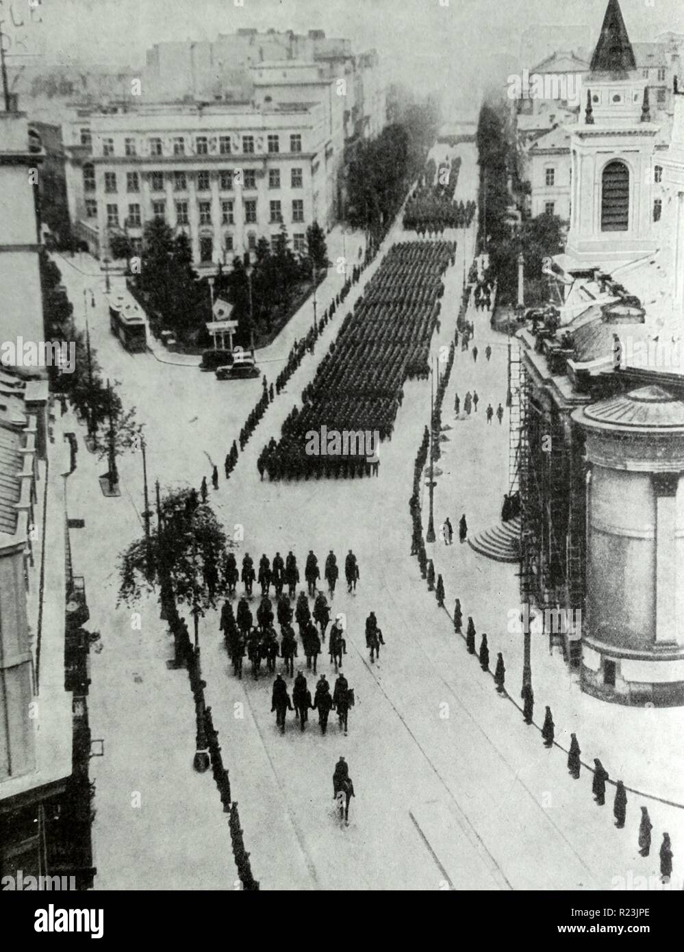 Truppe tedesche entrare Varsavia per strade vuote. Durante l invasione della Polonia 1939 Foto Stock