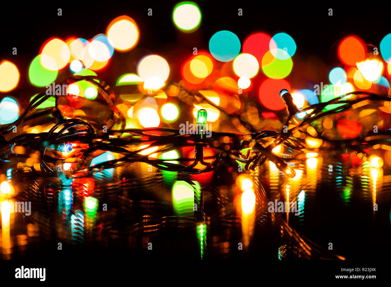 Natale sfocata o le luci fairy decorazione di Natale sfondo, concentrarsi sulle lampadine elettriche Foto Stock