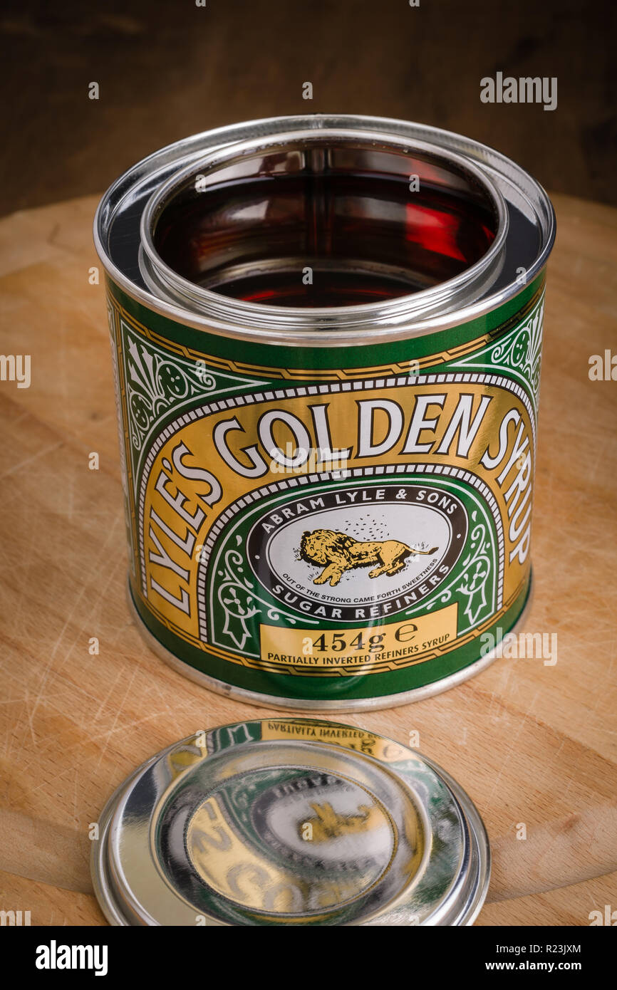 Lyles di sciroppo dorato inventato da Abram Lyle con il suo distintivo verde e oro metallico stagno commercializzati dal 1885 i mondi più vecchio packaging invariati Foto Stock