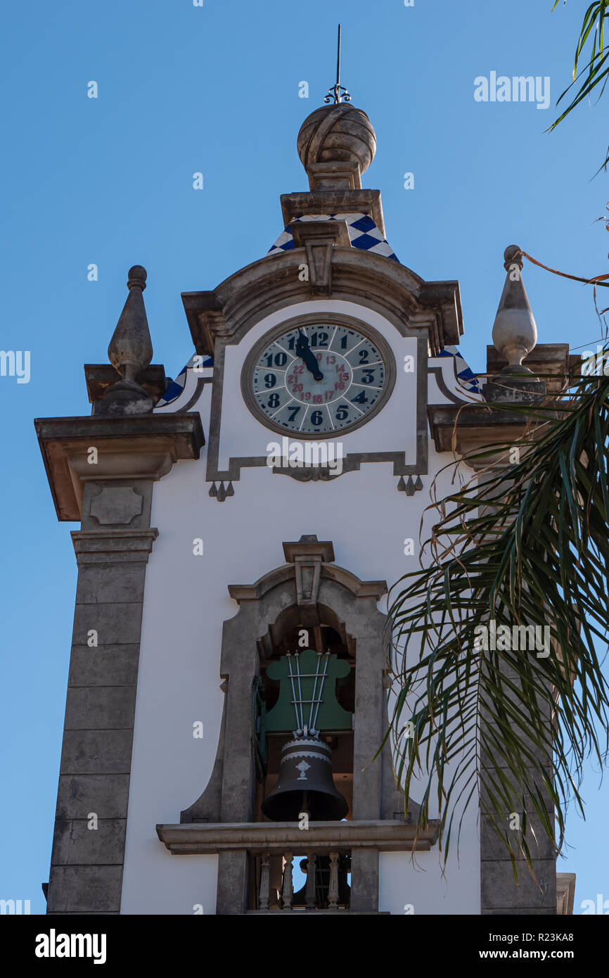 Igreja Matriz de Sao Bento chiesa con il sole in background in Ribeira Brava, Madeira, Portogallo. Foto Stock