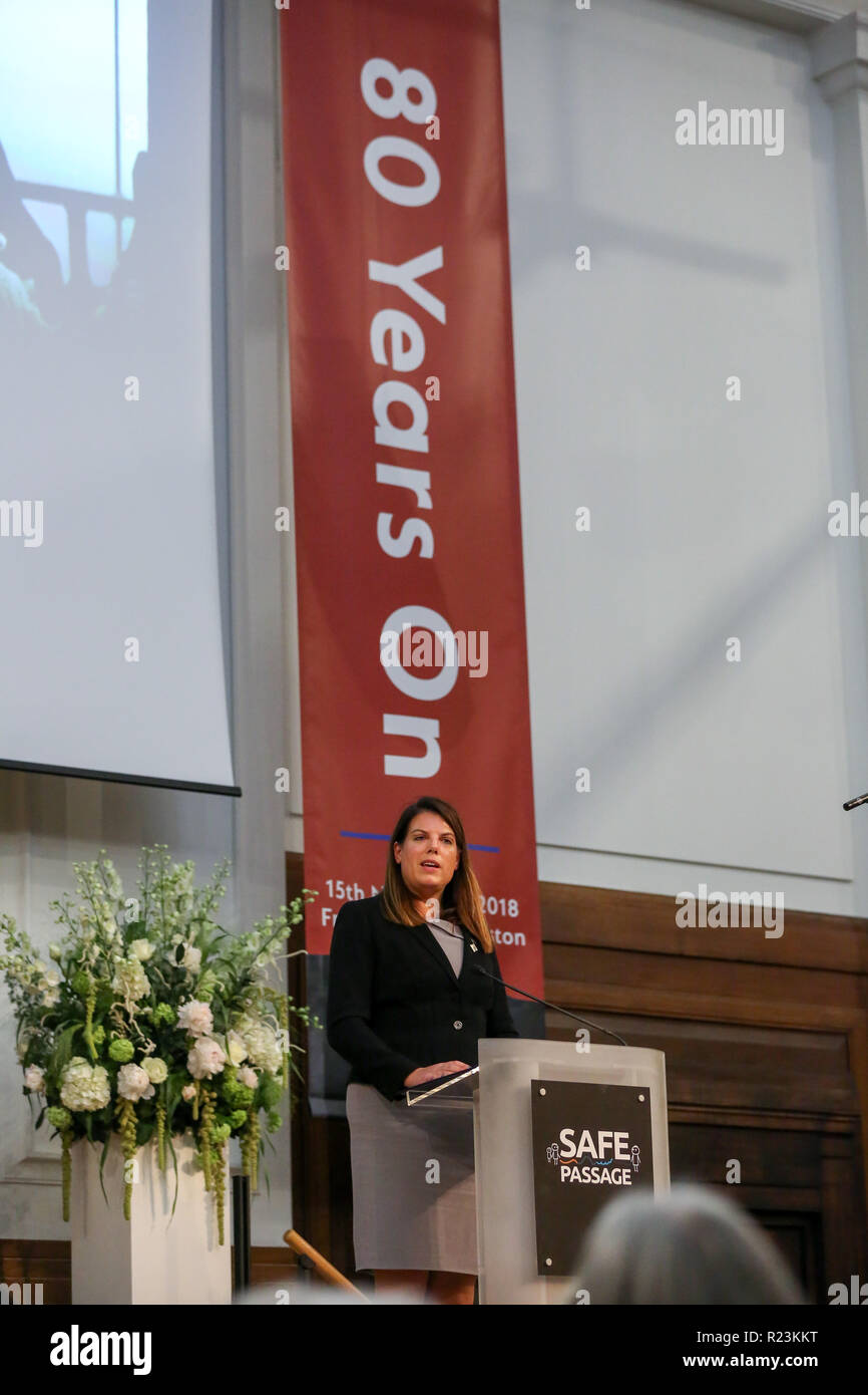 Caroline Nokes il ministro di Stato per l'immigrazione visto parlando alla commemorazione. Migliaia di persone tra cui i politici chiave, celebrità fede leader, profilo alto sostenitori dello status di rifugiato i diritti dei bambini si riuniscono in un evento organizzato dalla carità del Regno Unito un passaggio sicuro in Euston, London per commemorare l'ottantesimo anniversario della Kindertransport. Superstiti del Kindertransport hanno rilasciato una dichiarazione chiedendo al governo di fornire più rotte al santuario per i bambini rifugiati. Foto Stock