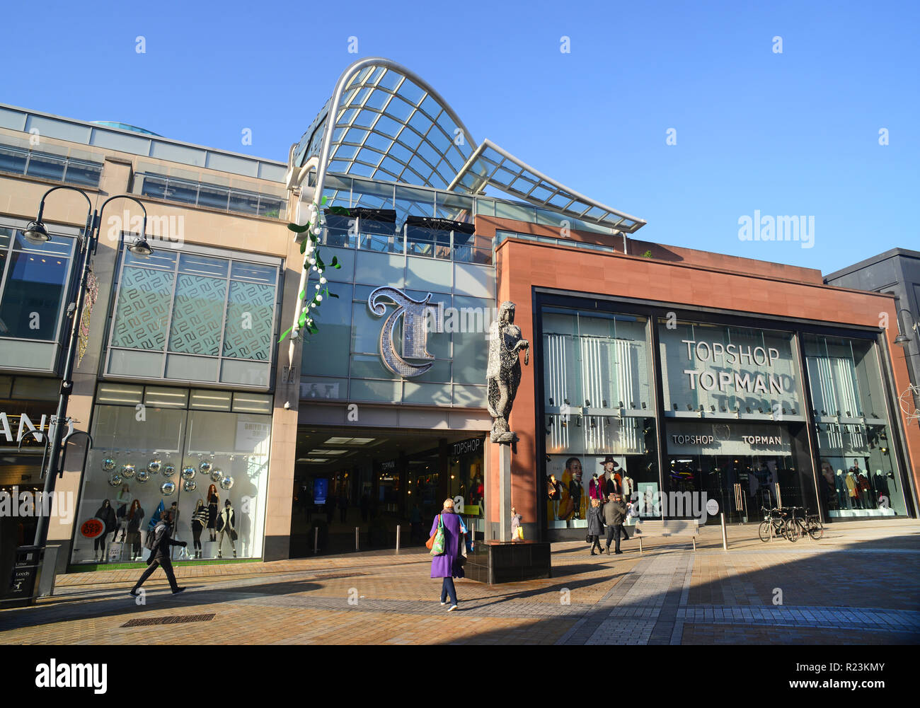 Gli acquirenti che entrano ed escono trinità il complesso shopping leeds Yorkshire Regno Unito Foto Stock