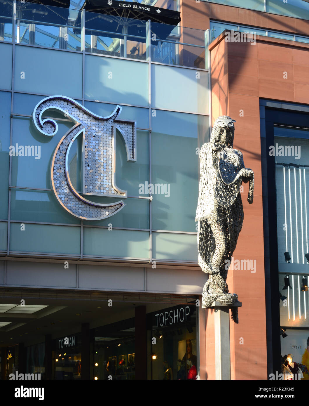 La figura di minerva dallo scultore Andy Scott al di fuori di trinità il complesso shopping riferimento cuscinetto per il panno di lana e scambi di leeds Yorkshire Regno Unito Foto Stock