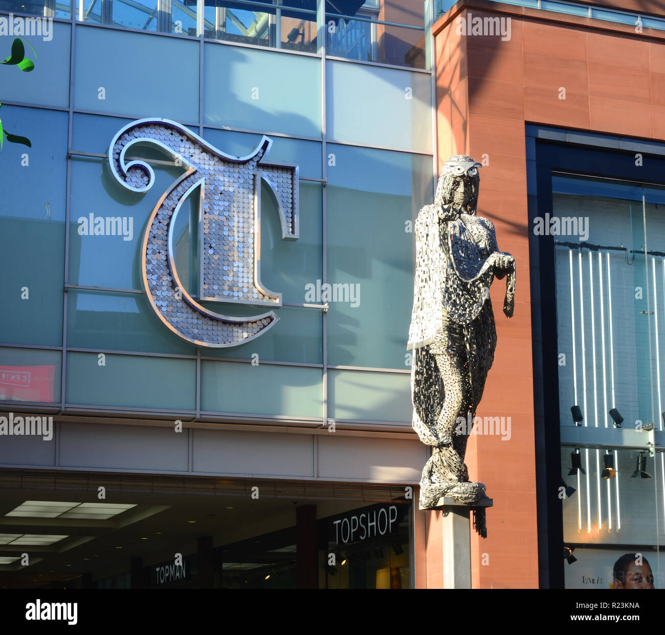 La figura di minerva dallo scultore Andy Scott al di fuori di trinità il complesso shopping riferimento cuscinetto per il panno di lana e scambi di leeds Yorkshire Regno Unito Foto Stock