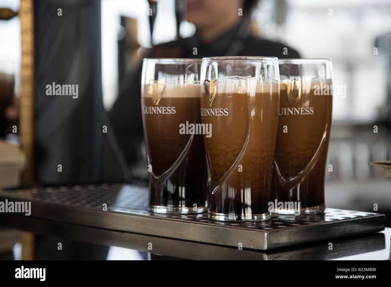Pinte di Guinness servite al Guinness Storehouse Gravity Bar, Dublino, Irlanda. Foto Stock