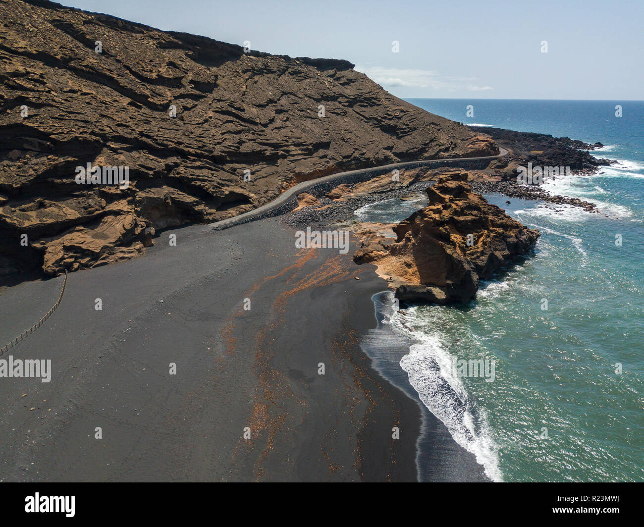 Vista aerea di onde che si infrangono su una formazione di roccia. Playa El Golfo. Spiaggia nera di Charco de los Clicos. Lanzarote isole Canarie Spagna Foto Stock