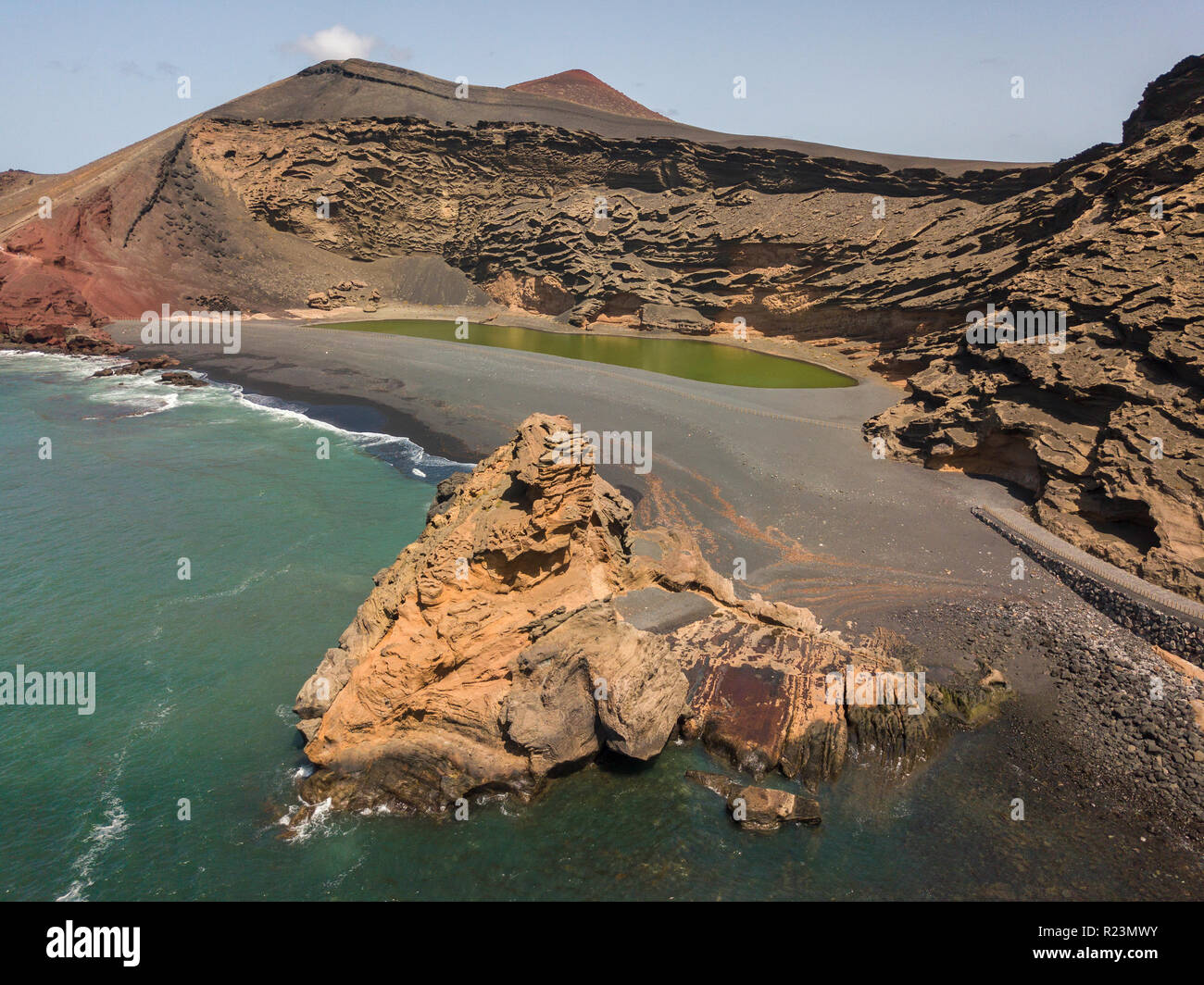 Vista aerea del Charco de los Clicos, un piccolo laghetto d'acqua salmastra con un verde smeraldo colore impostato. Lanzarote isole Canarie Spagna Foto Stock