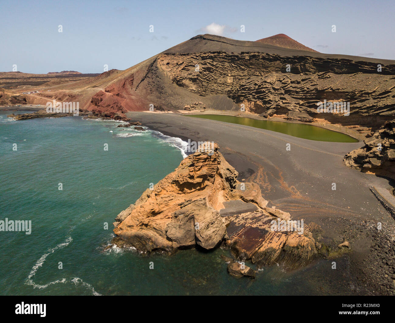 Vista aerea del Charco de los Clicos, un piccolo laghetto d'acqua salmastra con un verde smeraldo colore impostato. Lanzarote isole Canarie Spagna Foto Stock